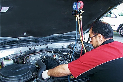 Townsville Mechanic testing car Air Conditioning