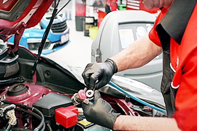 townsville mechanic doing a car air conditioning pressure test